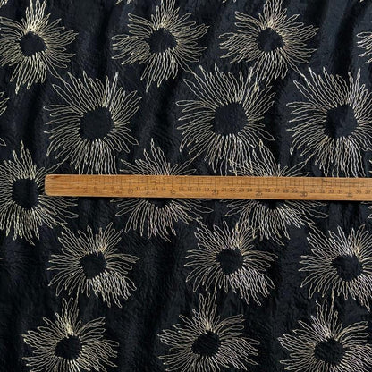 Tissu en soie de mûrier brodé de tournesols et de fils d'or - 114 cm de large