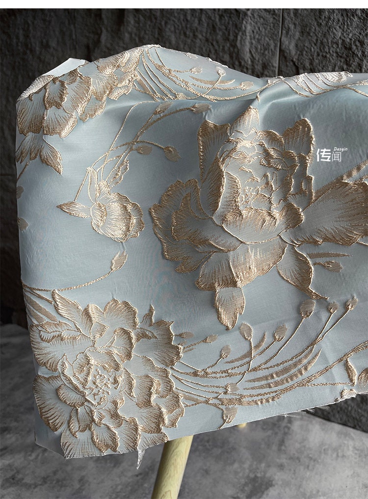 Tissu jacquard floral brodé or : 57 po de largeur, revêtement de créateur