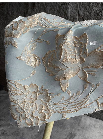 Tissu jacquard floral brodé or : 57 po de largeur, revêtement de créateur