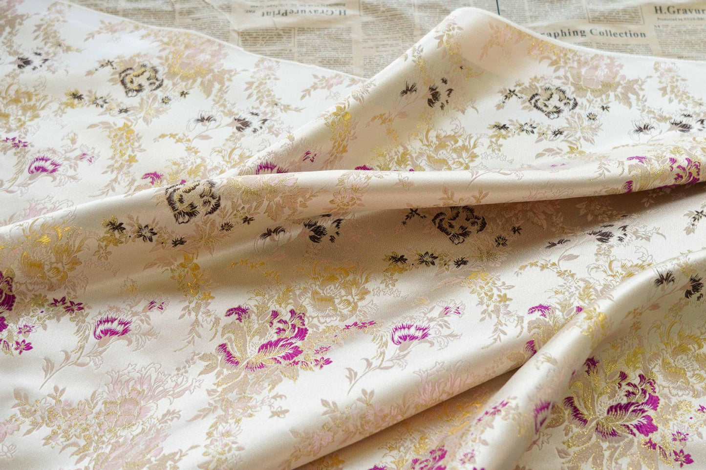 Tissu Jacquard Palais Beige et Or : Coton damassé gaufré, 165 cm de large