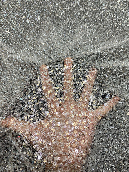 Tissu brodé de sequins et de cristaux : 124 cm de large, matériau pour robe de bal de créateur