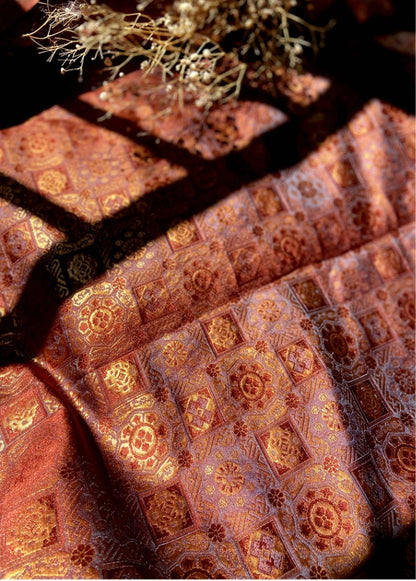 Tissu brocart rouge et or : motif à carrés précieux, tissu pour cheongsam