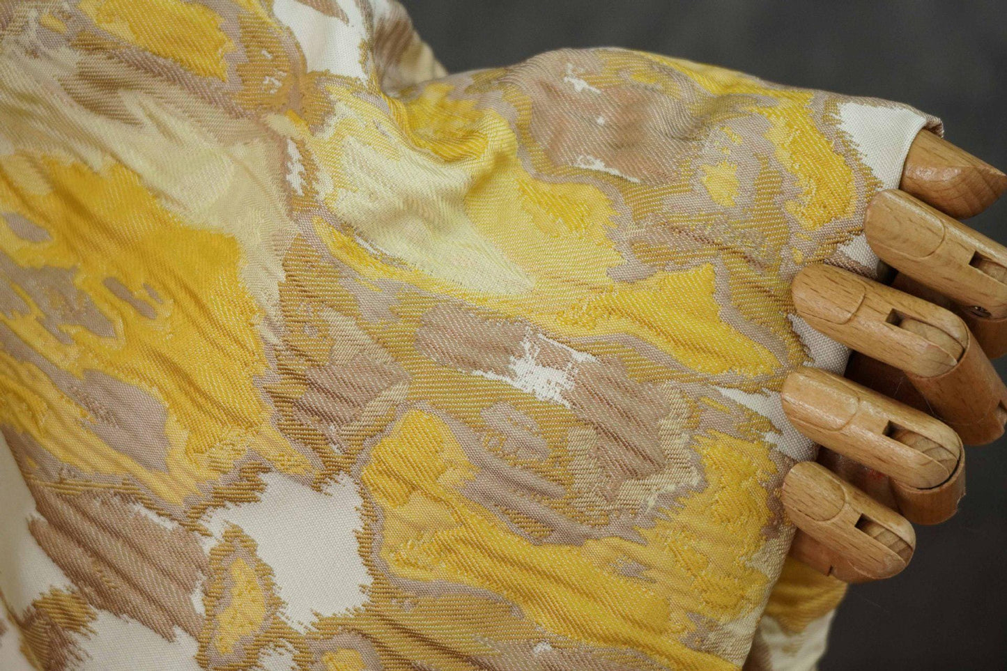 Tissu jacquard gaufré : motif à blocs jaune-brun, 140 cm de large