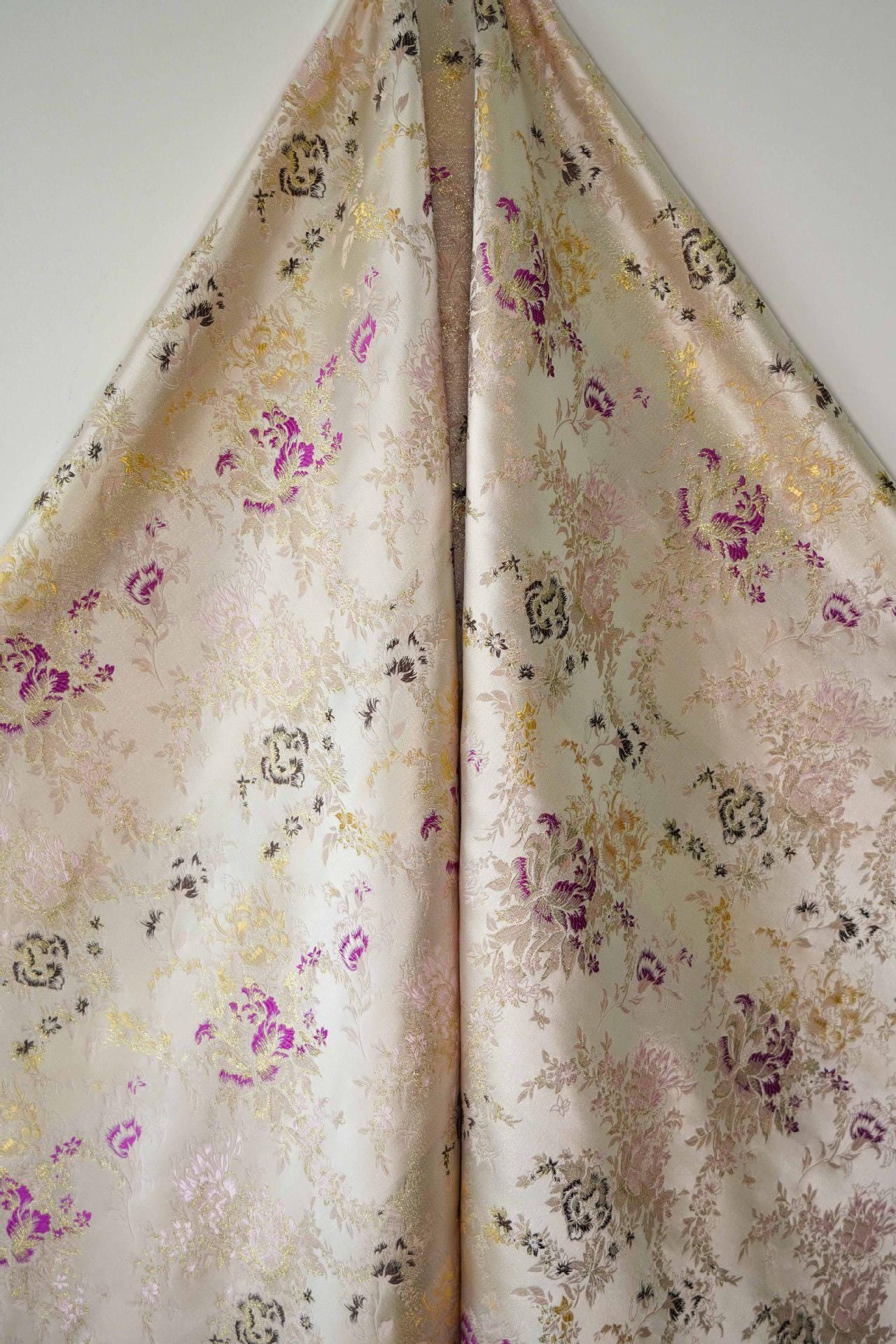 Tissu Jacquard Palais Beige et Or : Coton damassé gaufré, 165 cm de large