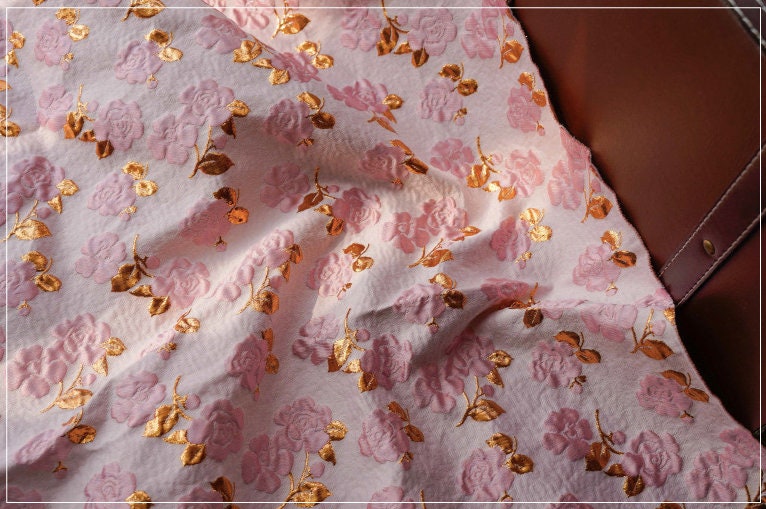 Tissu jacquard floral rose et or : tissu de créateur de 140 cm de large