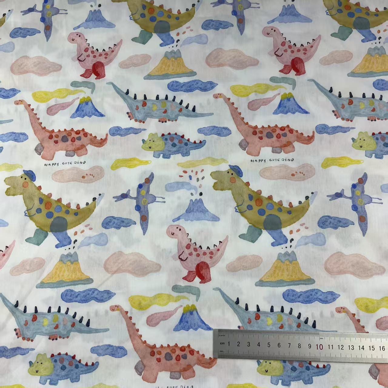 Tissu en coton à motifs de dinosaures : style années 1940, idéal pour la couture et le patchwork.
