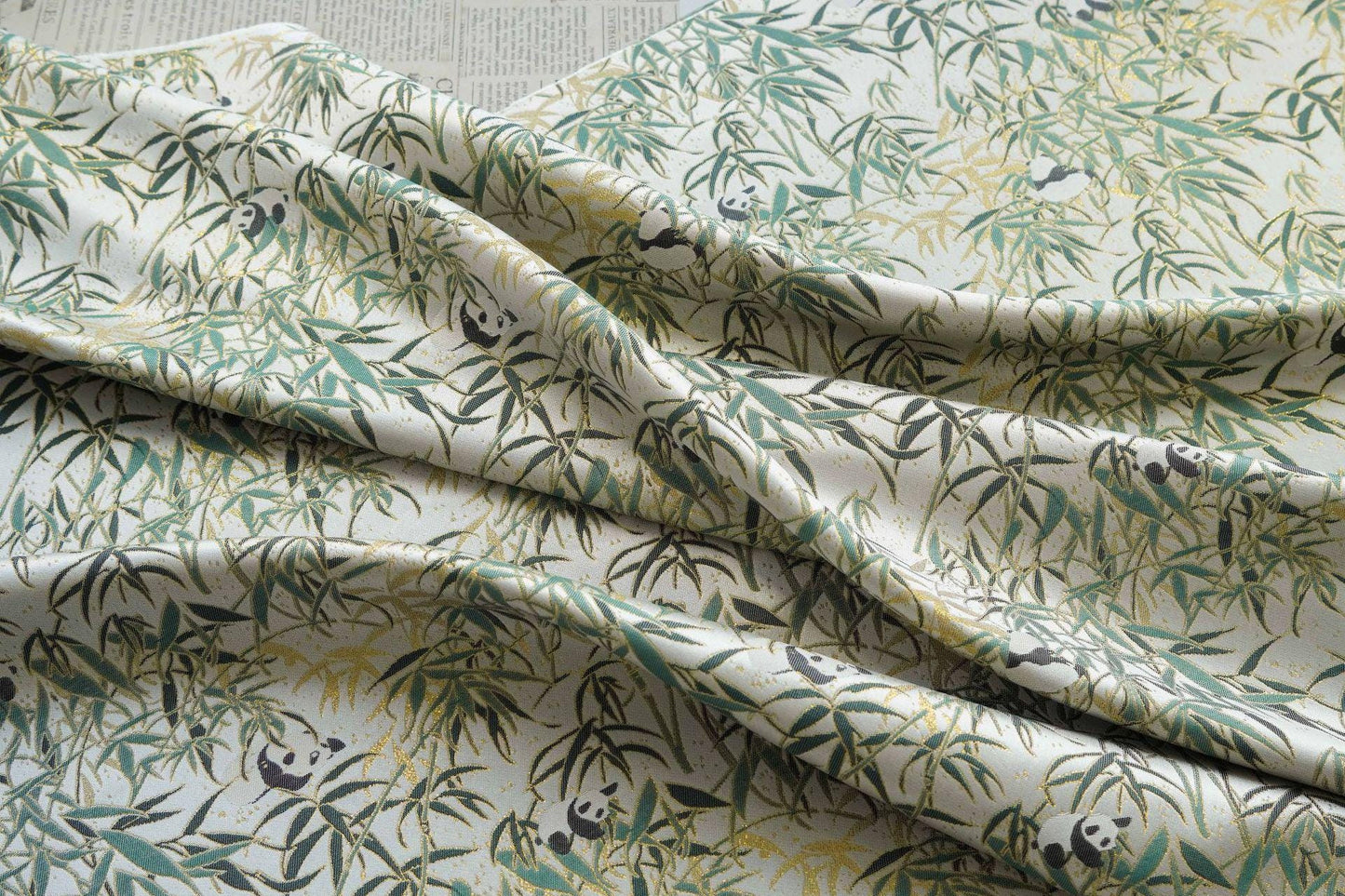 Tissu jacquard double face à motif de feuilles de bambou panda avec fils dorés, largeur 60 pouces