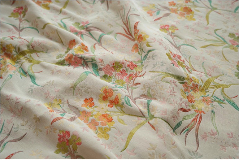 Tissu brocart de soie à motif floral : mélange polyester-rayonne de 160 cm de large