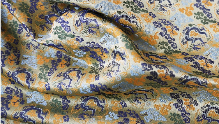 Tissu brocart Dragon Argenté : mélange de rayonne de 150 cm de large, pour la confection de cheongsams.