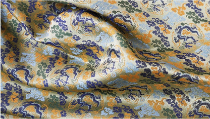 Tissu brocart Dragon Argenté : mélange de rayonne de 150 cm de large, pour la confection de cheongsams.