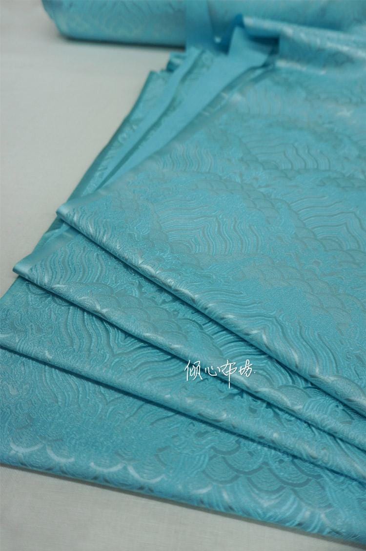 Tissu brocart à motif vagues turquoise : jacquard de soie et rayonne, 74 cm de large
