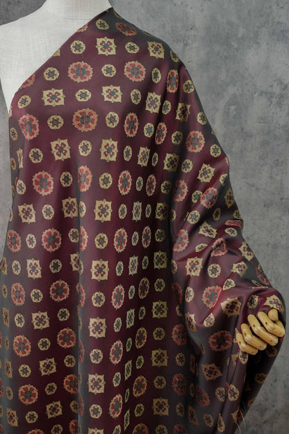 Tissu jacquard à motif de fleurs de pipa orientales avec accents dorés ��� Brocart de luxe Large