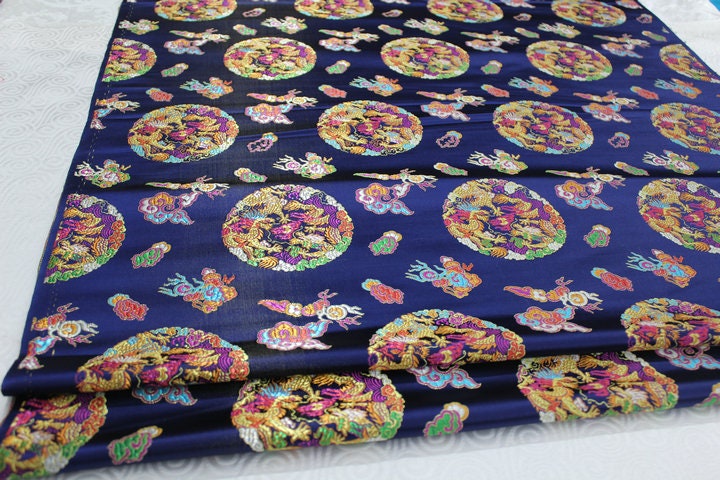 Tissu brocart à motif de dragon chinois : mélange de soie et de rayonne multicolore (largeur : 74 cm)