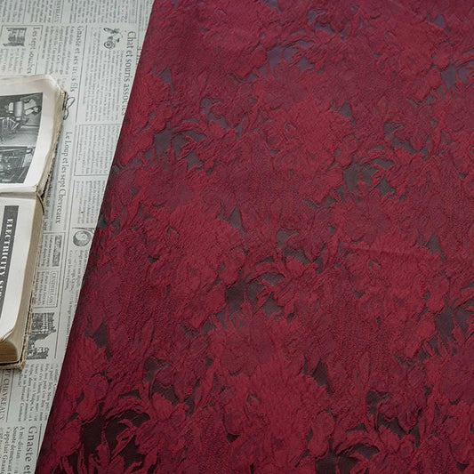 Luxueux tissu jacquard tissé à motif floral 3D rouge foncé vintage, 147 cm de large