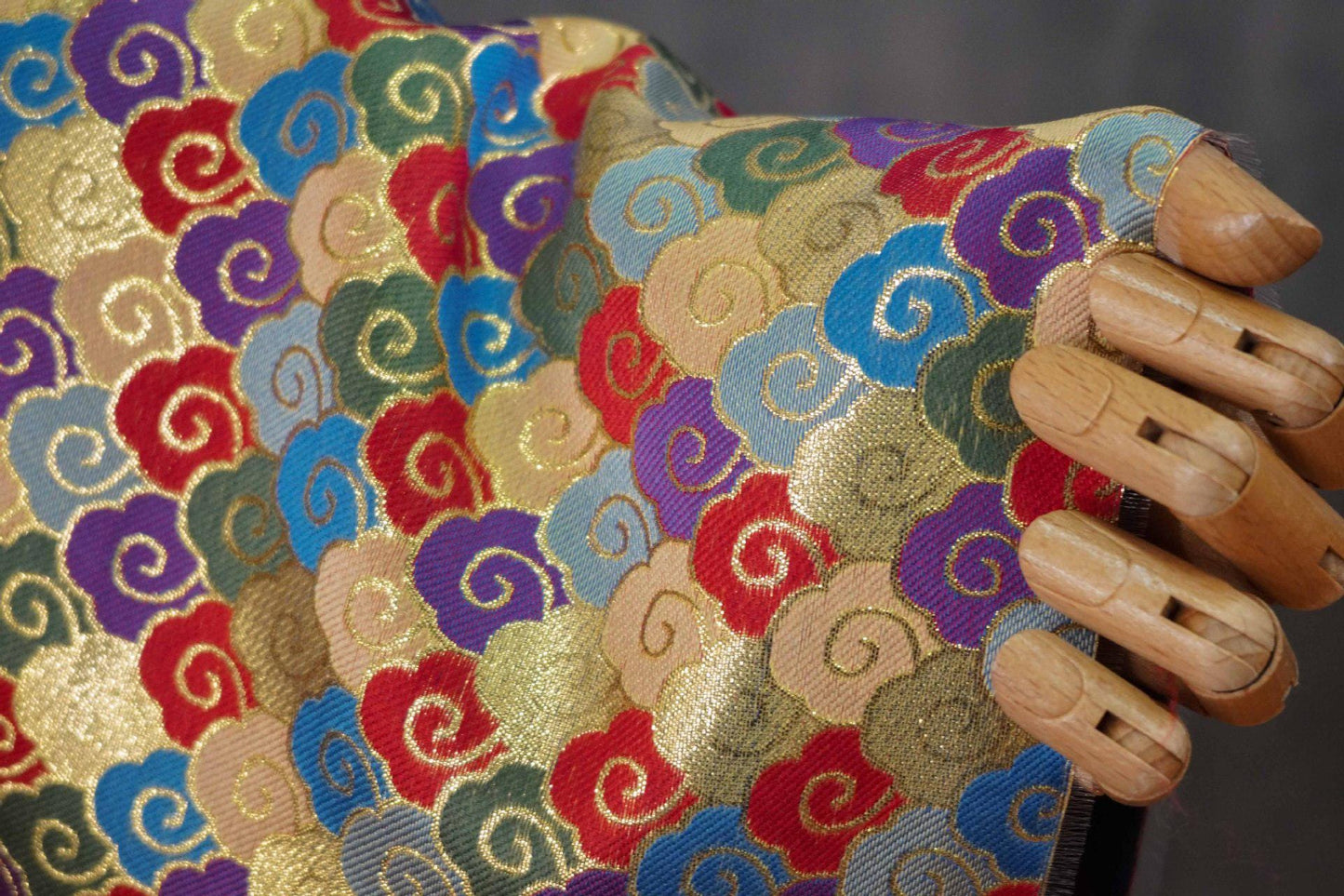 Tissu jacquard à fil doré : Nuage porte-bonheur 3D, pour l’ameublement, les costumes et la couture - 142 cm de large