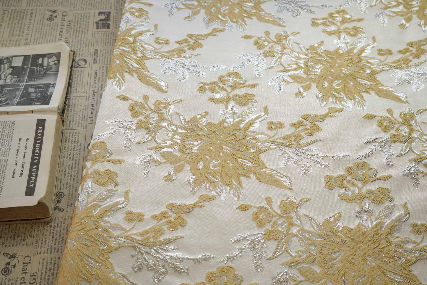 Tissu jacquard à motif floral : texture 3D à fil argenté, largeur 135 cm