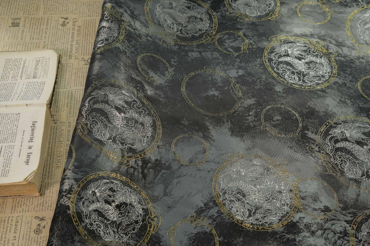 Tissu brocart Nishijin Ori : motif pavillon japonais, 152 cm de large, mélange de rayonne