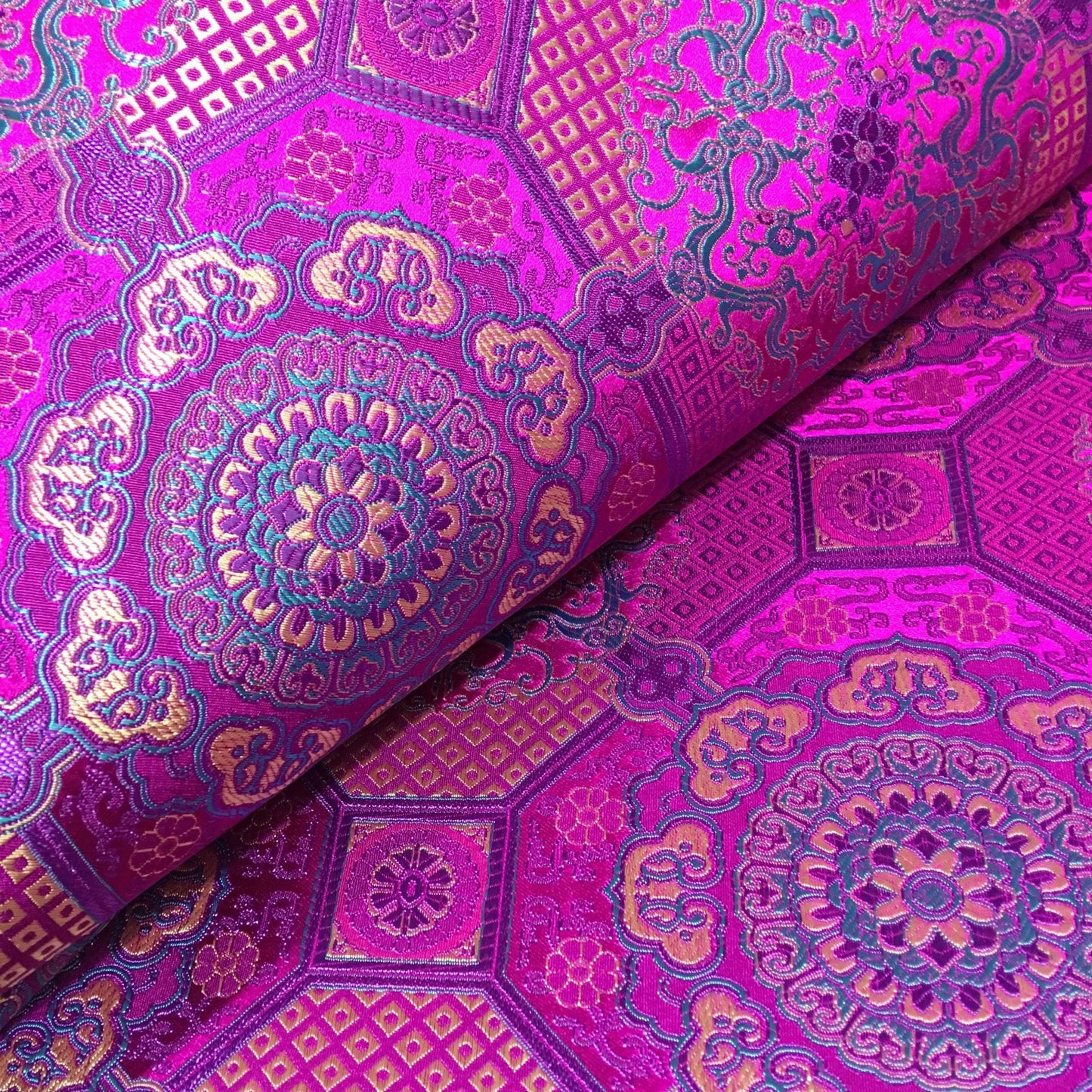Tissu brodé Thangka : Mélange de soie et rayonne de bon augure, 75 cm de large, vendu au mètre