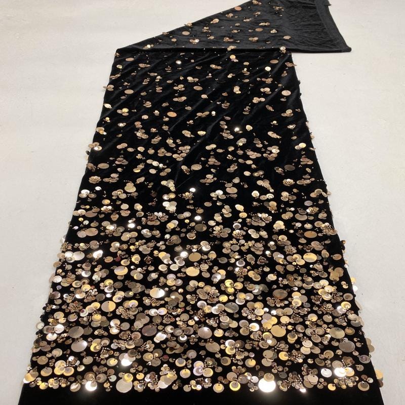 Tissu velours à sequins et perles : broderie dégradée, 124 cm de large