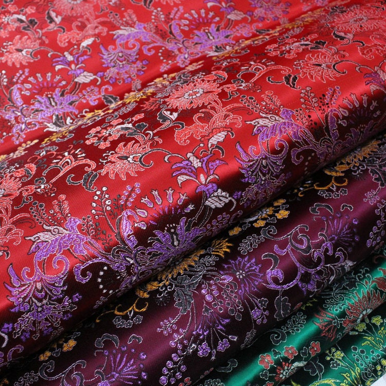 Tissu brocart chrysanthème vintage : mélange de satin et de soie de 89 cm de large