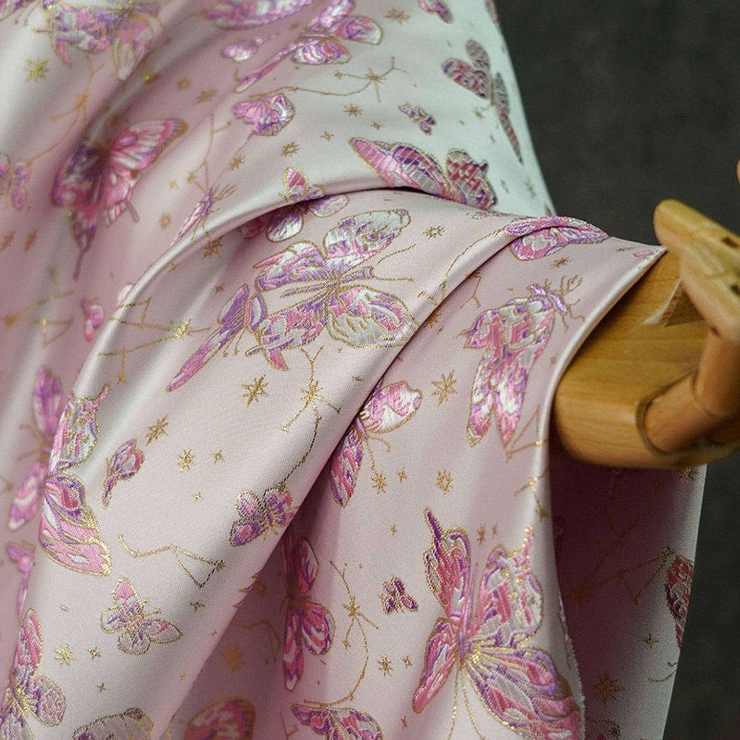 Tissu brocart de soie rose : Jacquard à motifs floraux papillons, 150 cm de large