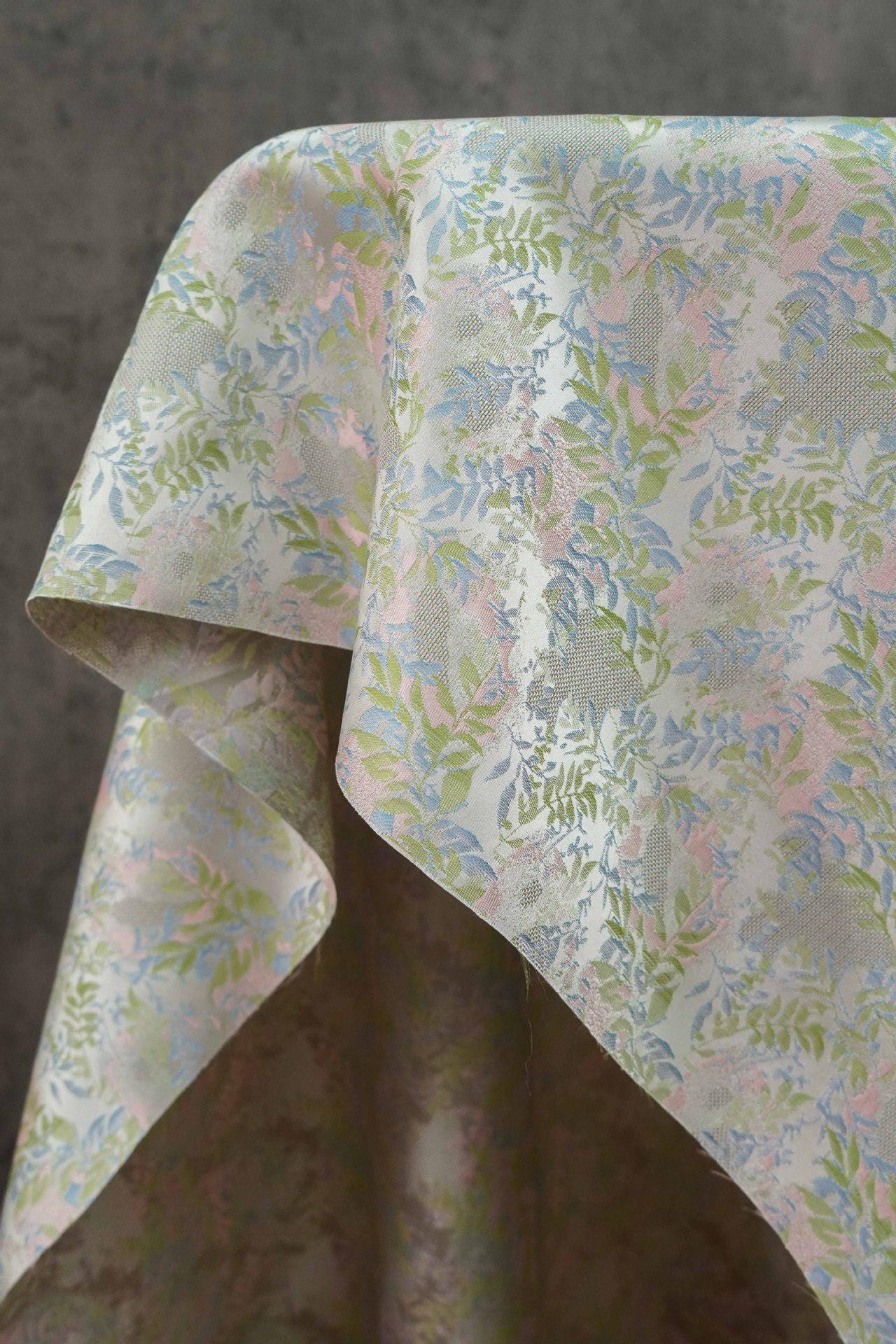 Tissu brocart magnolia gris clair : couture de cheongsam chinois et de robe tibétaine