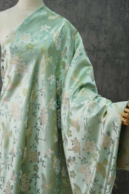 Tissu jacquard à fil doré : texture cloisonnée florale 3D avec oiseaux