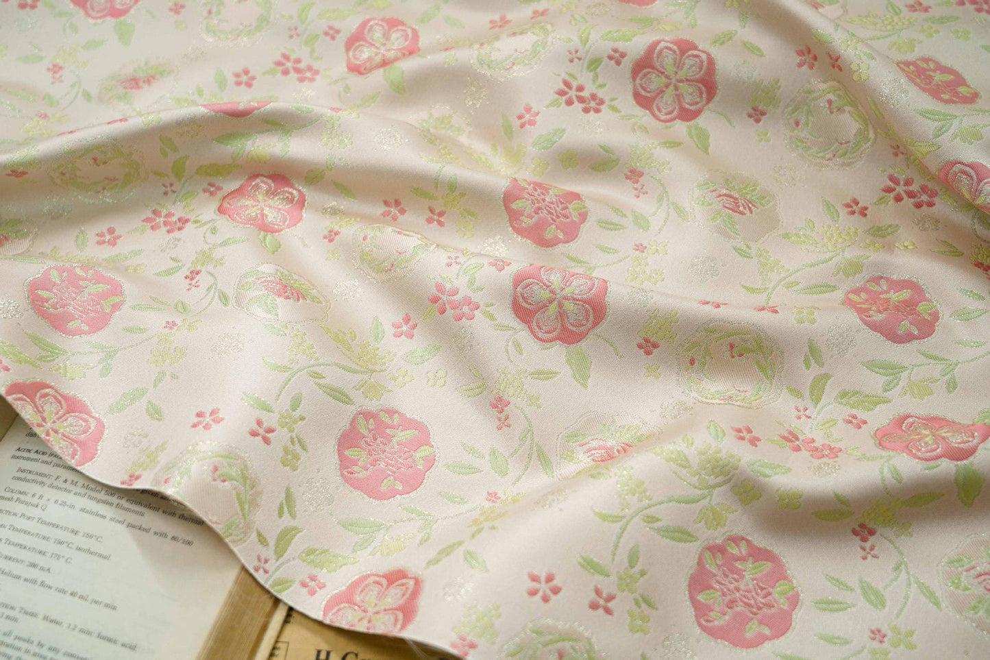 Tissu brocart champagne à motif floral : jacquard chinois, largeur 150 cm