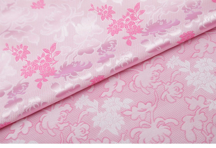 Tissu brocart à motifs floraux : rose et lilas, pour ameublement, costumes et décoration - 89 cm de large