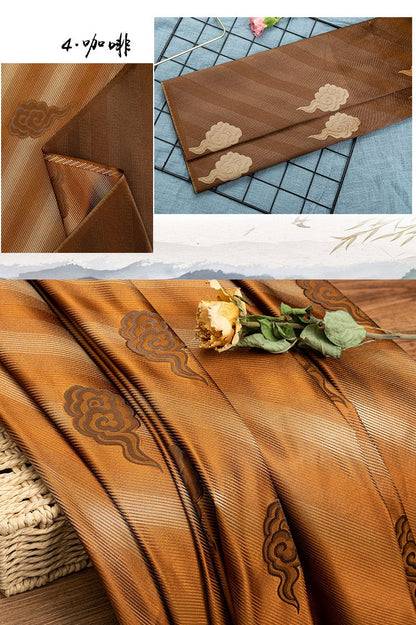 Tissu brocart nuageux : jacquard de soie et rayonne, tissu pour costumes