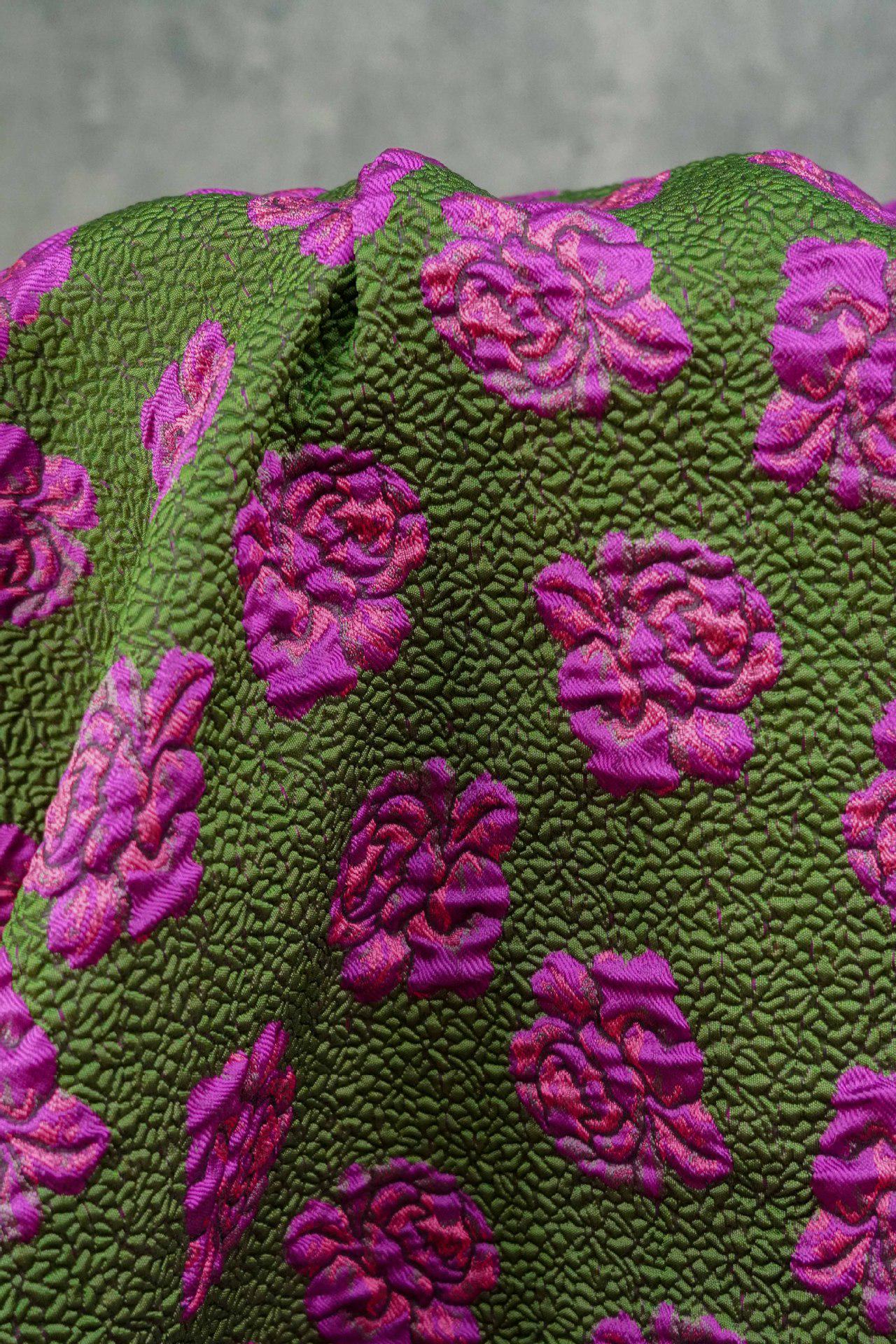 Tissu jacquard Rose Verte : Damas floral en relief 3D, 140 cm de large