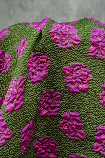 Tissu jacquard Rose Verte : Damas floral en relief 3D, 140 cm de large