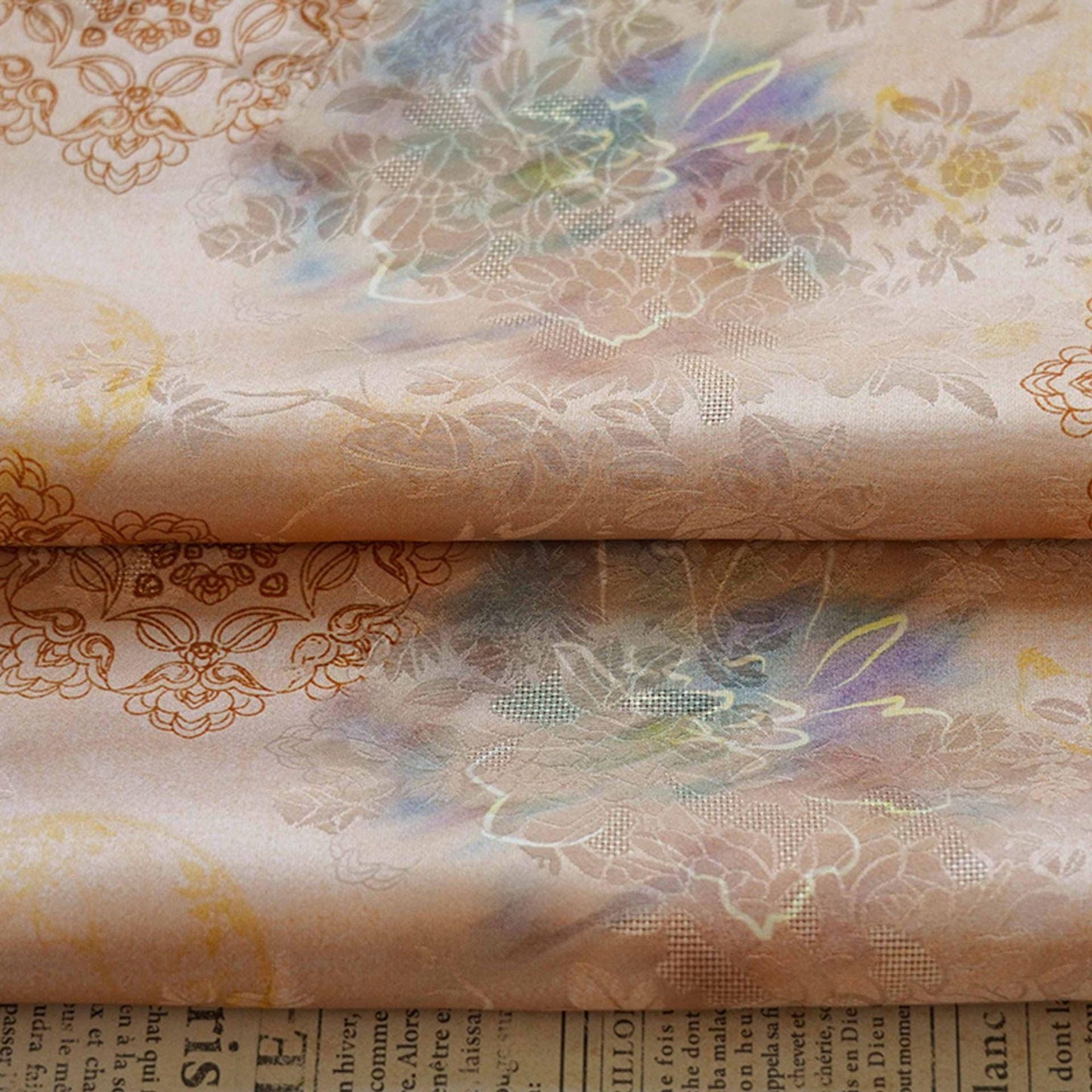 Tissu satiné style palais : imprimé floral, 140 cm de large
