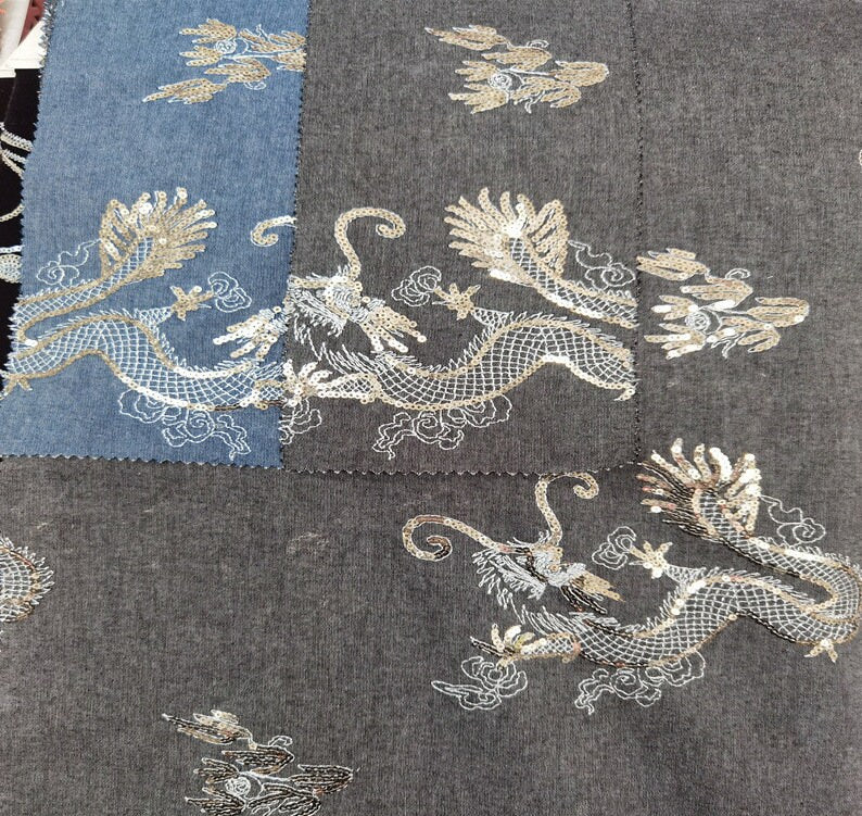 Tissu denim brodé de dragons : coton tissé jacquard, 124 cm