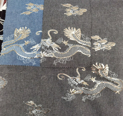 Tissu denim brodé de dragons : coton tissé jacquard, 124 cm