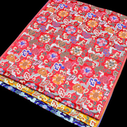 Tissu brocart de lotus tibétain : broderie satinée rouge, 71 cm de large