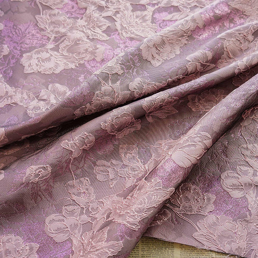 Tissu en soie brodé de pivoines dorées en relief : Couture nuptiale, 147 cm de large