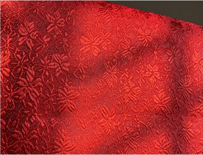Tissu brocart floral métallisé rouge : matériau de couture d'ameublement traditionnel