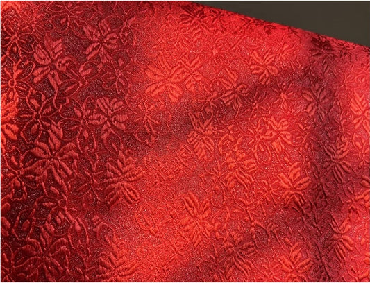 Tissu brocart floral métallisé rouge : matériau de couture d'ameublement traditionnel