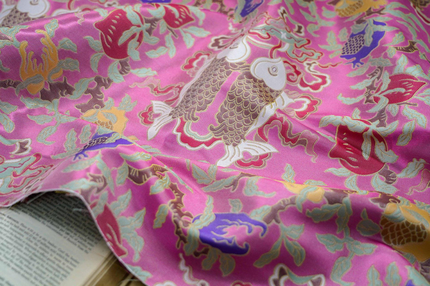 Tissu brocart rose chinois : motif double poisson Poissons, 150 cm de large