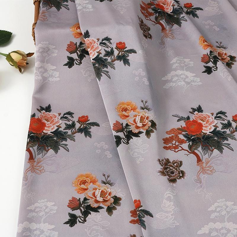 Tissu satiné brocart à motif floral | Motif Xiangyun chinois bleu et or, 150 cm de large