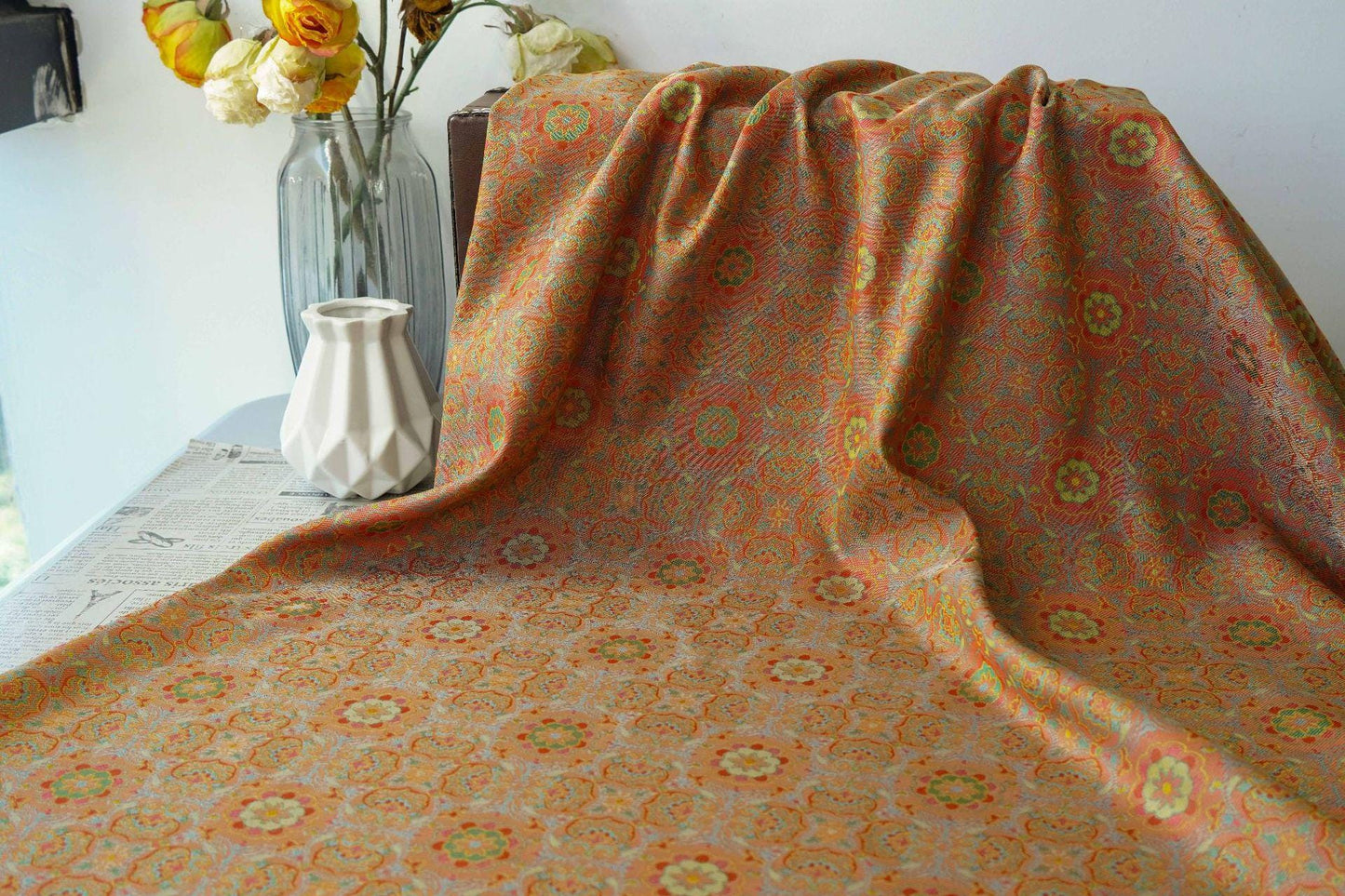 Tissu jacquard à médaillon vintage orange : fil teint à volutes arabesques, largeur 150 cm