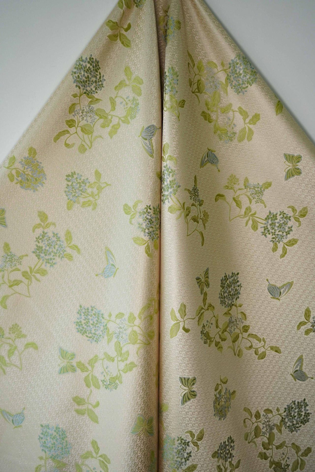 Tissu jacquard à motifs floraux avec fil doré : largeur 165 cm, ameublement et couture