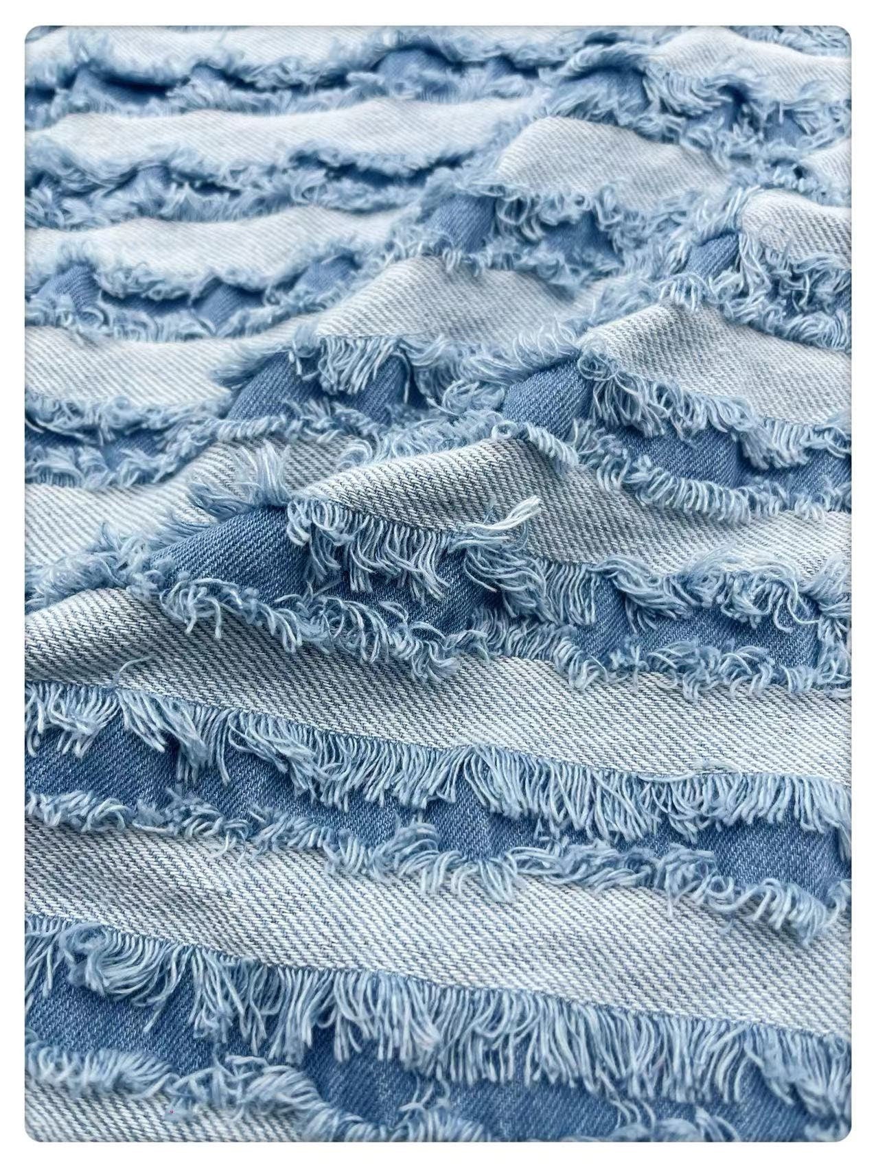 Tissu denim déchiré : coton rayé 3D à bords francs (150 cm)