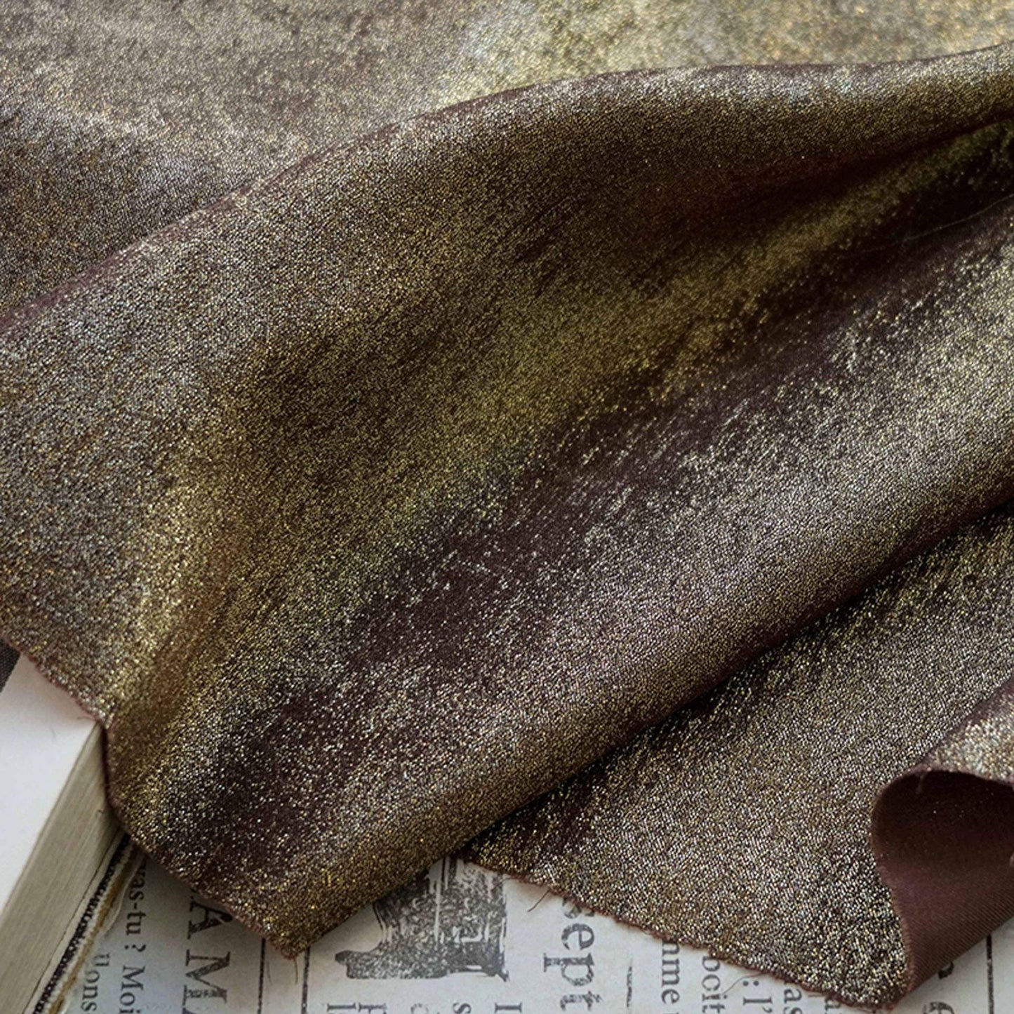 Tissu mousseline jacquard or métallisé ��" Matière fluide et ample