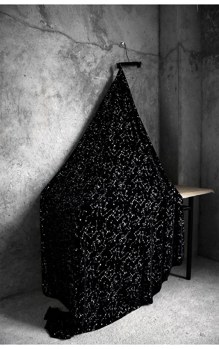 Tissu velours jacquard métallisé : accents d’étoiles argentées, 170 cm de large