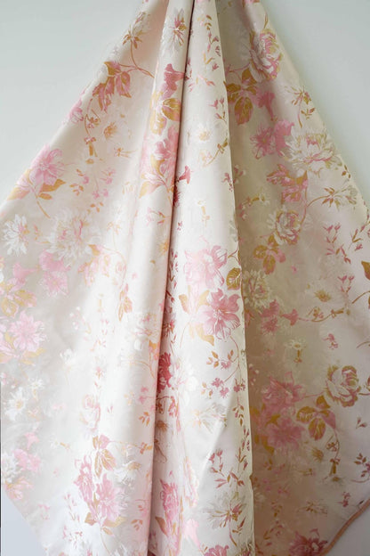 Tissu jacquard à motif floral et fil doré : texture 3D, largeur 160 cm, vendu au mètre