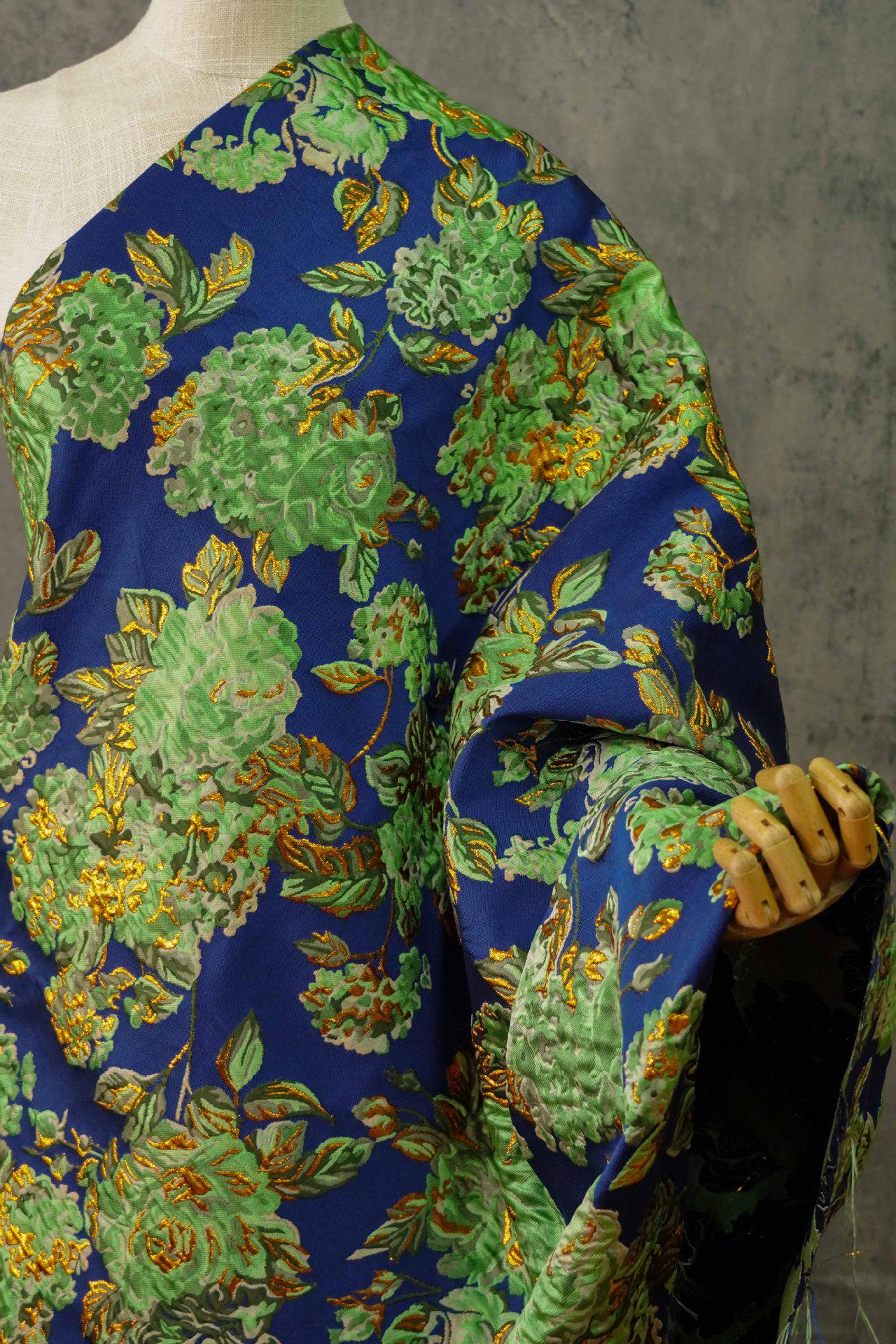 Tissu jacquard floral à fils dorés : revêtement d'ameublement design vert et bleu - 140 cm de large