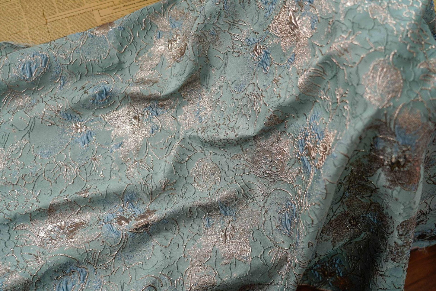Tissu jacquard floral à fil doré : revêtement d’ameublement coloré en 3D, 137 cm de large