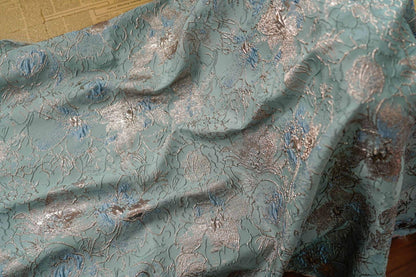 Tissu jacquard floral à fil doré : revêtement d’ameublement coloré en 3D, 137 cm de large